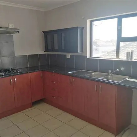 Rent this 4 bed apartment on Windsor High School in Smuts Road, Lansdowne