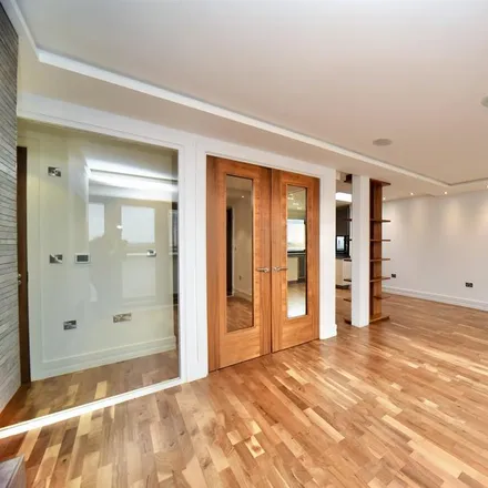 Image 2 - Madoc Close, Childs Hill, London, NW2 2BG, United Kingdom - Apartment for rent