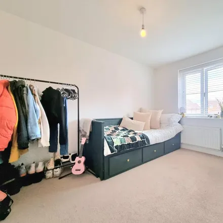 Image 5 - Buttercup Lane, Woodley, RG5 4FA, United Kingdom - Apartment for rent