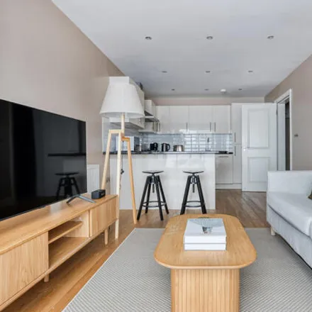 Image 3 - 18 Notting Hill Gate, London, W8 4QY, United Kingdom - Room for rent