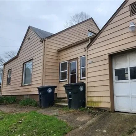 Buy this 3 bed house on 1128 Courtland Avenue in Akron, OH 44320