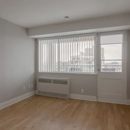 Image 3 - Chateaux Concord, Rue Durocher, Montreal, QC H2X 1W1, Canada - Apartment for rent
