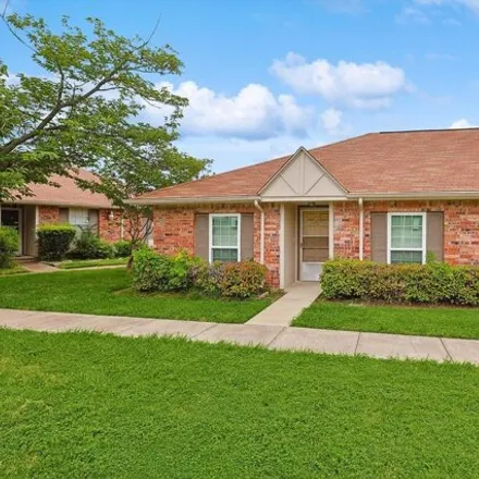 Image 3 - 87 West Mountain Creek Drive, Grand Prairie, TX 75052, USA - Townhouse for sale