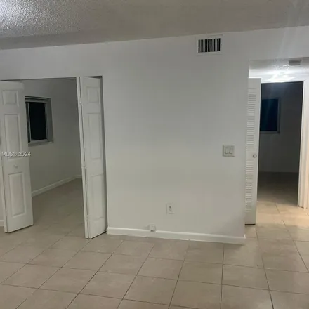 Image 2 - 848 Brickell Avenue, Miami, FL 33131, USA - Apartment for rent