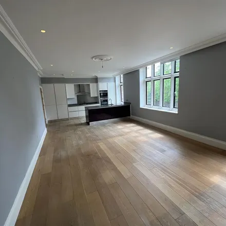 Rent this 3 bed apartment on The Ridgeway in London, N3 2PG