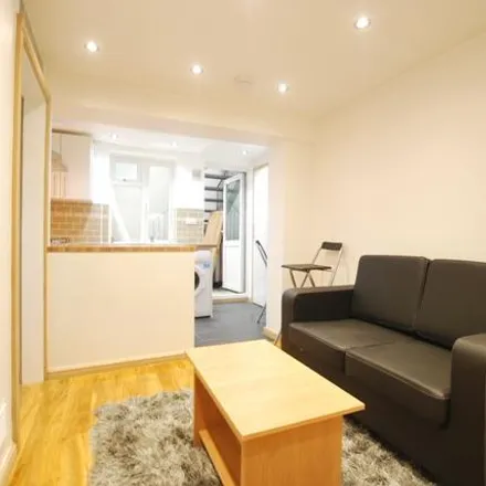 Image 4 - Kennedy Chicken, 298 St. Paul's Road, London, N1 2LH, United Kingdom - Apartment for rent