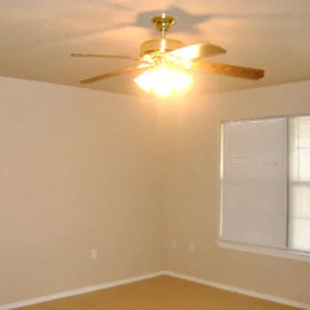 Image 3 - 300 West Gibbs Street, Del Rio, TX 78840, USA - Condo for rent