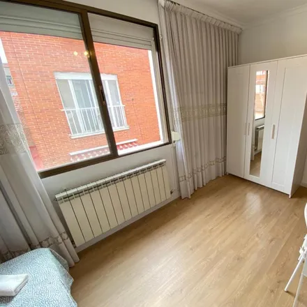 Rent this 4 bed room on Calle Puerto de Suebe in 7, 28038 Madrid