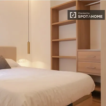 Rent this 3 bed room on Calle de Alburquerque in 4, 28010 Madrid