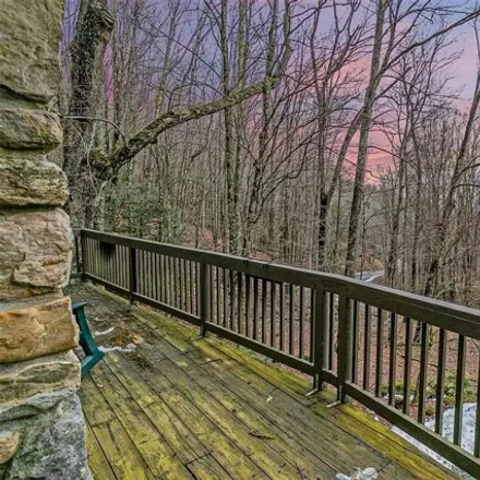 Image 3 - 121 Lake Ledge Circle, Beech Mountain, NC 28604, USA - House for sale