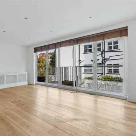 Image 3 - 29 Crossfield Road, London, NW3 4AF, United Kingdom - Townhouse for sale