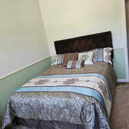 Rent this 1 bed room on 653 Peridot Place in Fairfield, CA 94534