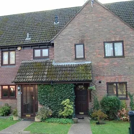 Rent this 3 bed townhouse on The Avenue in Rowledge, GU10 4BJ