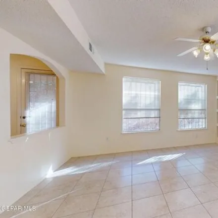 Image 4 - 298 Victor Clark, El Paso, TX 79912, USA - House for sale