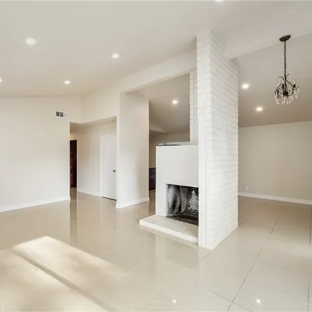 Image 2 - 8801 Collett Avenue, Los Angeles, CA 91343, USA - House for sale