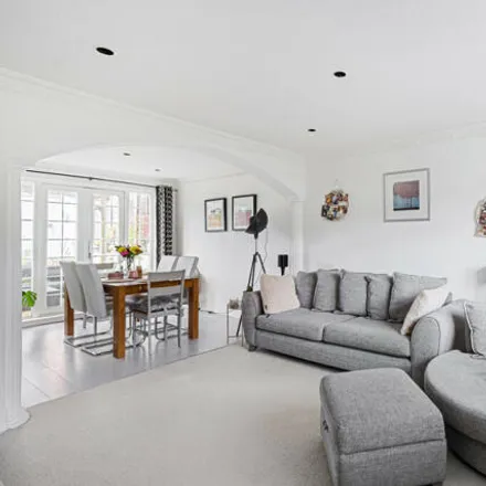 Image 2 - The Hollies, Gravesend, DA12 5EP, United Kingdom - Townhouse for sale