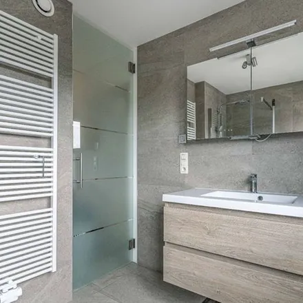 Rent this 2 bed apartment on Dendermondsesteenweg 117 in 9100 Sint-Niklaas, Belgium