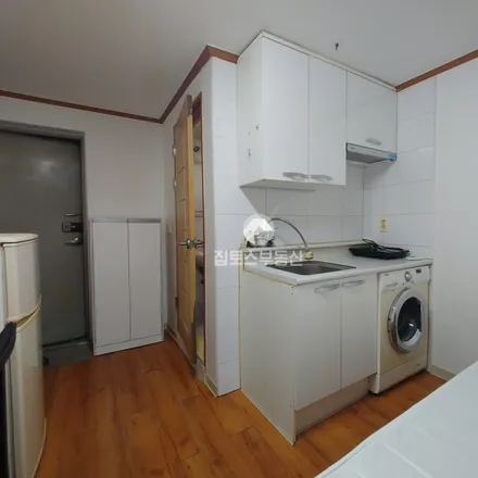 Rent this studio apartment on 서울특별시 관악구 봉천동 1645-66