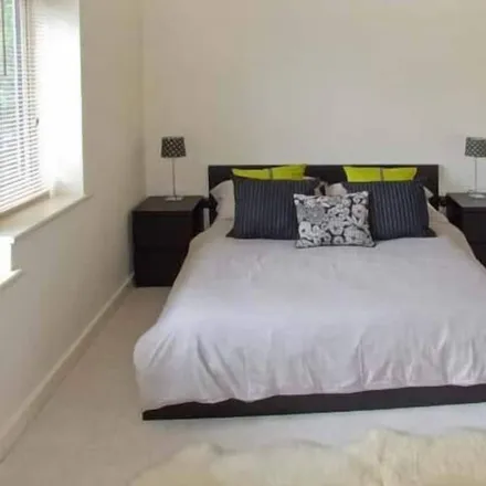 Rent this 5 bed townhouse on Kirklees in HD4 6SG, United Kingdom