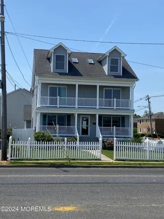 Rent this 4 bed house on 4 Belleview Avenue in Keansburg, NJ 07734