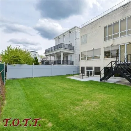 Image 3 - 2346 East 64th Street, New York, NY 11234, USA - House for sale