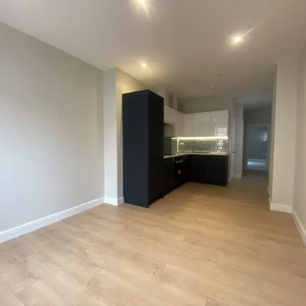Image 2 - Curry Bengal, 25 Station Road, Horley, RH6 9HW, United Kingdom - Apartment for rent