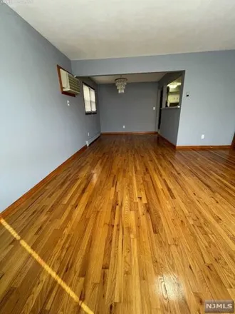 Image 7 - 140 Grant Avenue, Harrison, NJ 07029, USA - House for rent