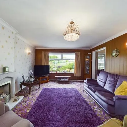 Image 4 - Queens Road, Hipperholme, HX3 8RE, United Kingdom - House for sale