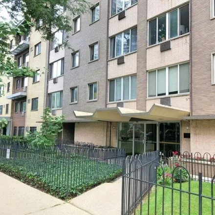 Rent this 1 bed condo on 539 W Stratford Pl Apt 501 in Chicago, Illinois