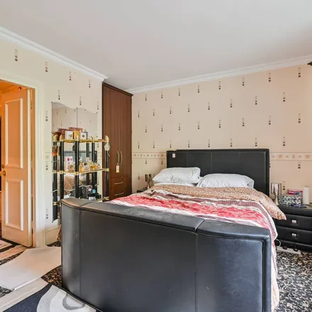 Rent this 3 bed apartment on Atrium Apartments in 131 Park Road, London