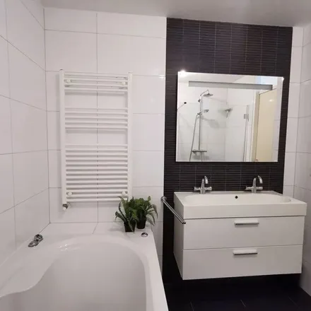 Rent this 3 bed apartment on Schielandtoren in Bulgersteyn, 3011 AB Rotterdam