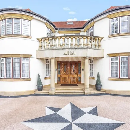 Rent this 7 bed duplex on 14 Dobree Avenue in Willesden Green, London