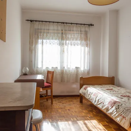 Rent this 3 bed room on Travessa de Monsanto in 4200-514 Porto, Portugal