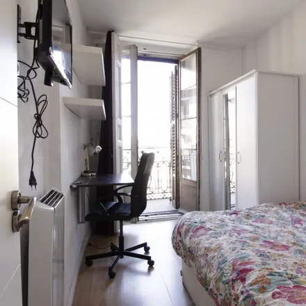 Rent this 6 bed room on The Good Burger in Calle Mayor, 38