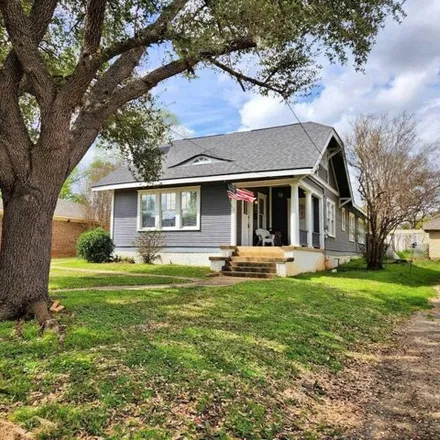 Buy this 4 bed house on 467 East Neches Street in Palestine, TX 75801
