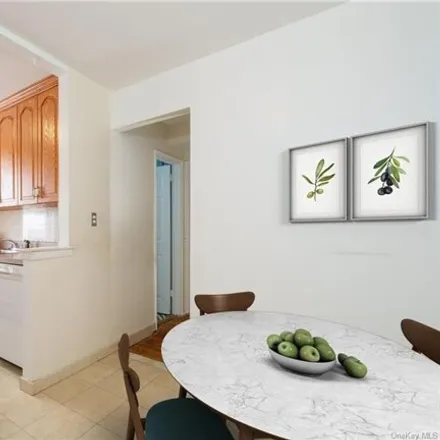 Image 5 - 512 McLean Avenue - East 240th Street, New York, NY 10470, USA - Apartment for sale