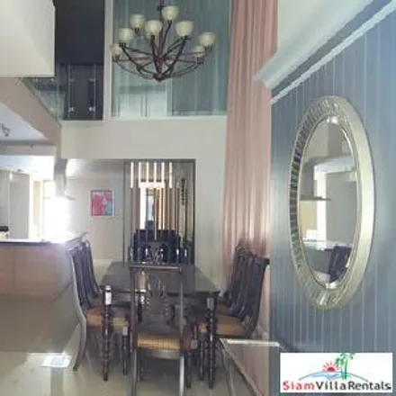 Rent this 4 bed apartment on Thanapoom Tower in 1550, Phetchaburi Road