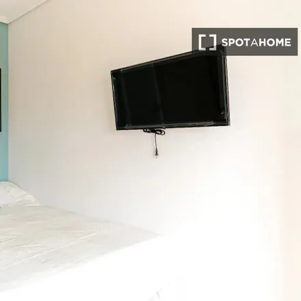 Rent this 6 bed room on Carrer Capità Antoni Mena in 54, 03204 Elx / Elche