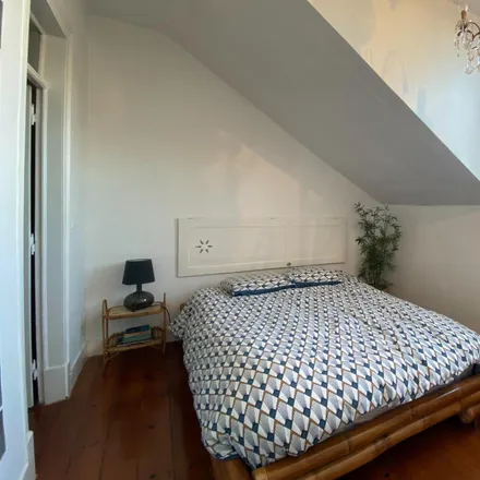 Rent this 3 bed room on Rua Dom Carlos de Mascarenhas 98 in 1070-221 Lisbon, Portugal