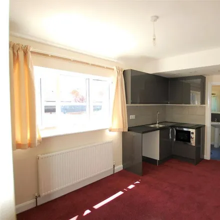 Rent this studio apartment on 238 Kingston Road in London, KT3 3RN
