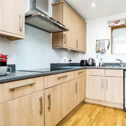 Image 4 - Northumberland Avenue, Squirrels Heath Lane, London, RM11 2EA, United Kingdom - Apartment for sale