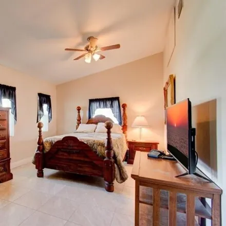 Image 7 - 4398 South Canal Circle, Waterway Estates, Lee County, FL 33903, USA - House for sale