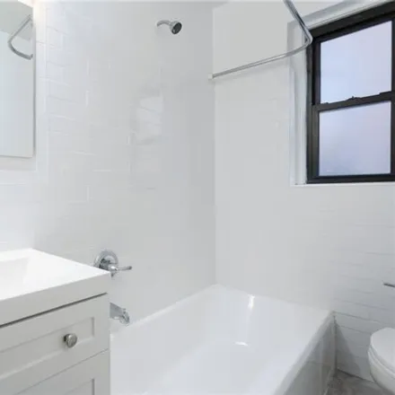 Image 6 - 415 Ocean Parkway, New York, NY 11218, USA - Apartment for sale