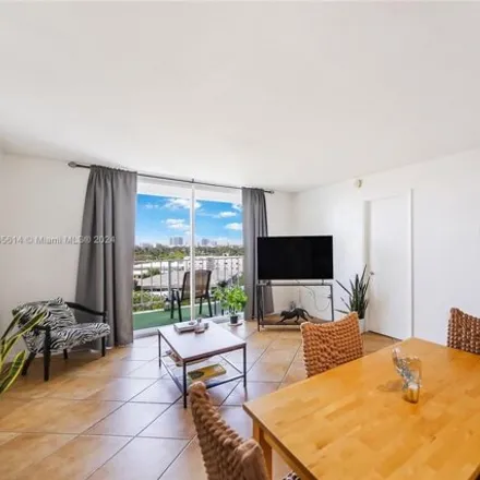 Image 7 - 6900 Bay Drive, Isle of Normandy, Miami Beach, FL 33141, USA - Condo for sale