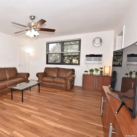 Buy this 3 bed condo on Douglaston Plaza Shopping Center in 245-41 61st Avenue, New York