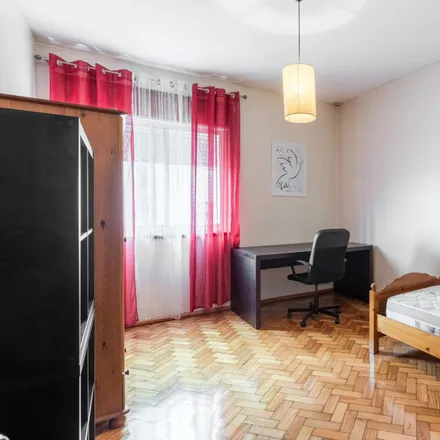 Rent this 4 bed room on Colégio Luso-Francês in Rua Doutor Carlos Ramos, 4249-004 Porto