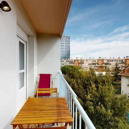 Rent this 1 bed apartment on 21 Avenue des Mazades in 31200 Toulouse, France