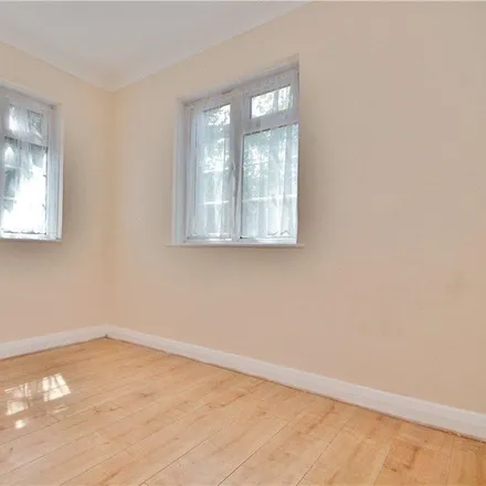 Image 4 - Carlton Court, Gresham Road, Staines-upon-Thames, TW18 2BL, United Kingdom - Apartment for rent