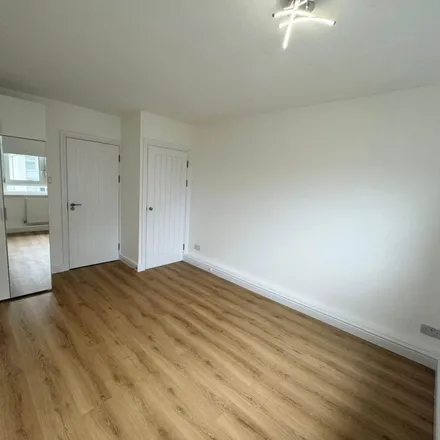 Image 3 - Ballinger Point, Bromley High Street, Bromley-by-Bow, London, E3 3EH, United Kingdom - Apartment for rent