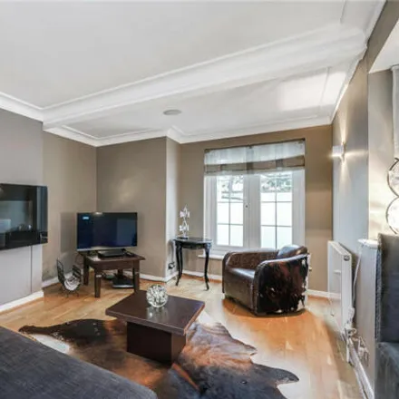 Image 4 - Cambisgate, London, SW19 5AL, United Kingdom - Townhouse for rent